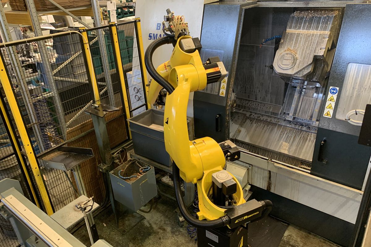 Robot y centro de mecanizado CNC en la planta de Bezzera